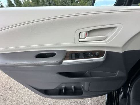 Used 2023 Toyota Sienna LE AWD/4WD image 17
