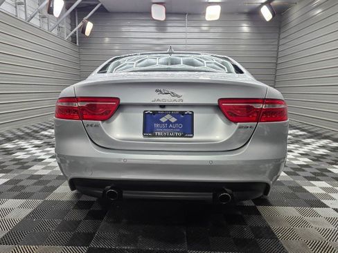 Used 2017 Jaguar XE Prestige RWD image 7