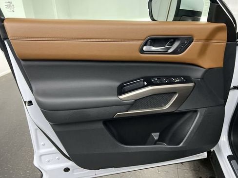 Used 2025 Nissan Pathfinder Platinum AWD/4WD image 23