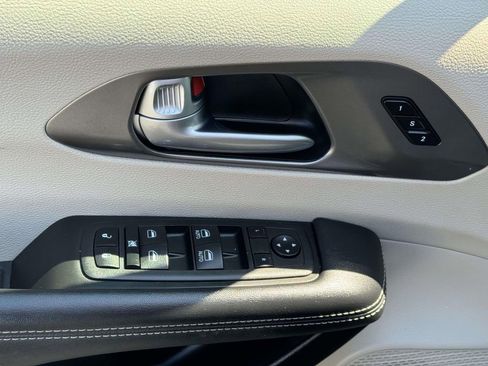 Used 2023 Chrysler Pacifica Touring-L FWD image 18