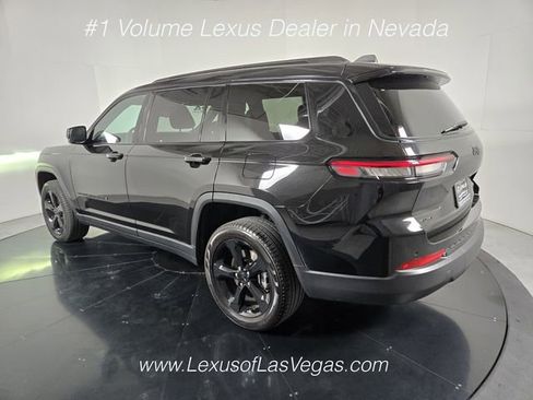 Used 2024 Jeep Grand Cherokee L Limited w/ Black Appearance Package AWD/4WD image 4