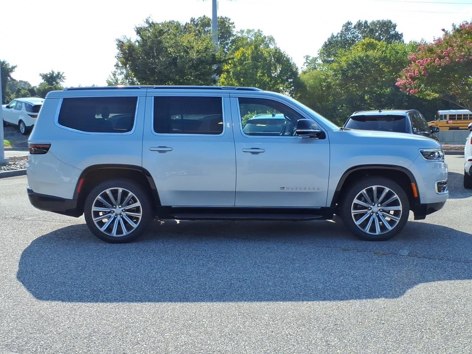 Used 2023 Jeep Wagoneer Series II AWD/4WD image 7