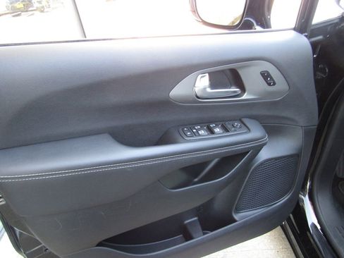 Used 2025 Chrysler Pacifica Select image 24