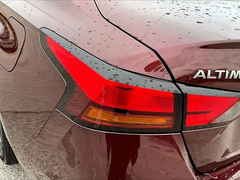 Used 2025 Nissan Altima 2.5 SV FWD image 29