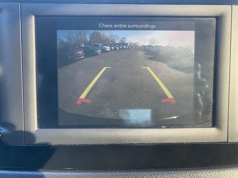 Used 2020 Chrysler Voyager LX image 21