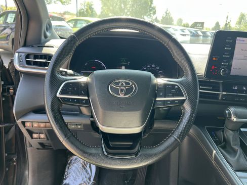 Used 2023 Toyota Sienna XLE Woodland Edition AWD/4WD image 35