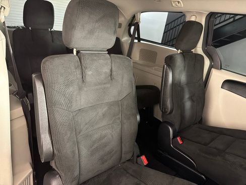 Used 2016 Dodge Grand Caravan SXT w/ UConnect Hands-Free Group FWD image 20