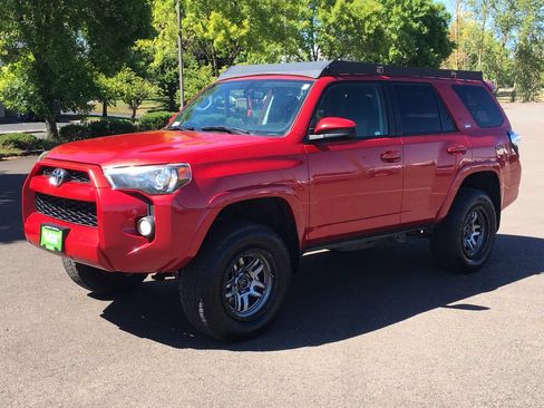 Used 2015 Toyota 4Runner SR5 AWD/4WD image 11