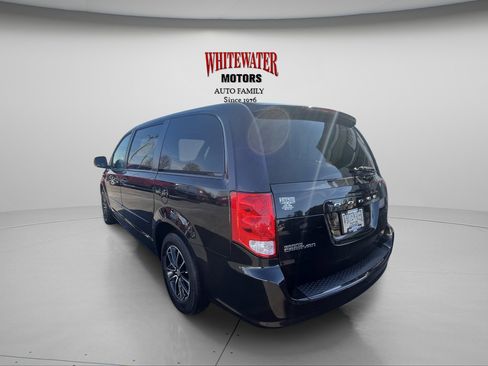 Used 2017 Dodge Grand Caravan SE image 4