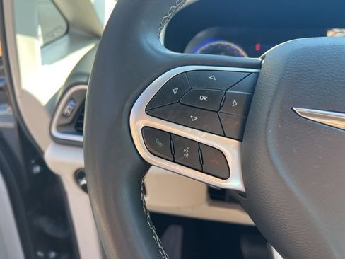 Used 2023 Chrysler Pacifica Touring-L FWD image 11