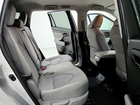 Used 2023 Toyota Highlander LE AWD/4WD image 18