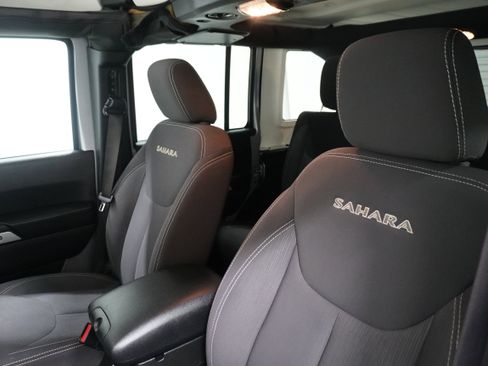 Used 2017 Jeep Wrangler Unlimited Sahara w/ Connectivity Group image 9