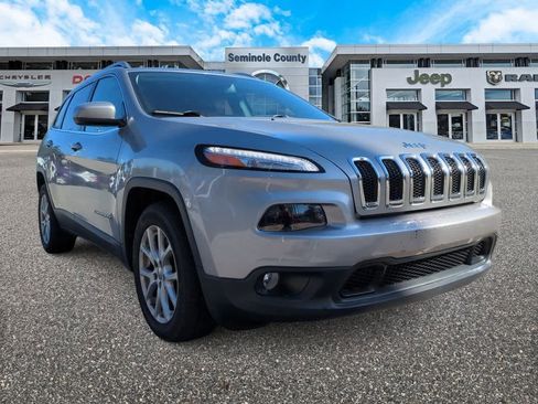 Used 2017 Jeep Cherokee Latitude image 2