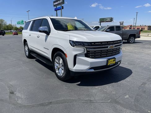 Used 2021 Chevrolet Suburban Premier w/ Premium Package AWD/4WD image 2