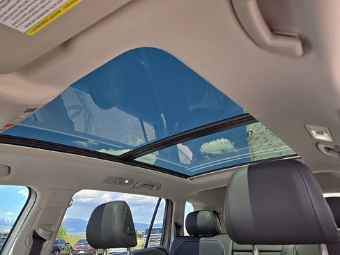 Used 2023 Volkswagen Tiguan SE w/ Panoramic Sunroof Package FWD image 39