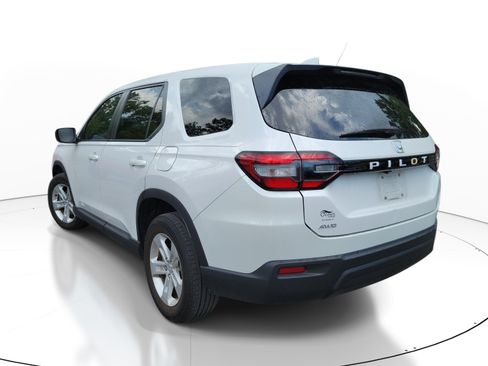 Used 2024 Honda Pilot LX image 3