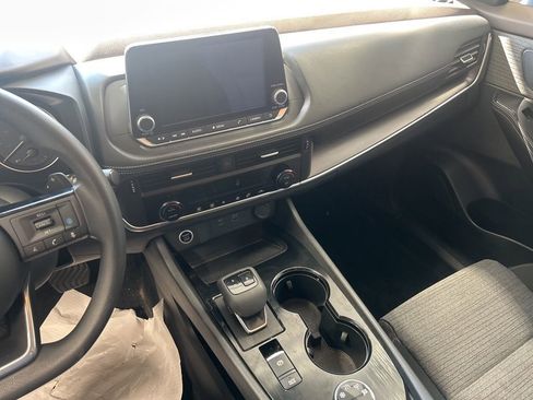 Used 2023 Nissan Rogue SV image 4