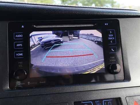 Used 2016 Toyota Sienna SE image 18