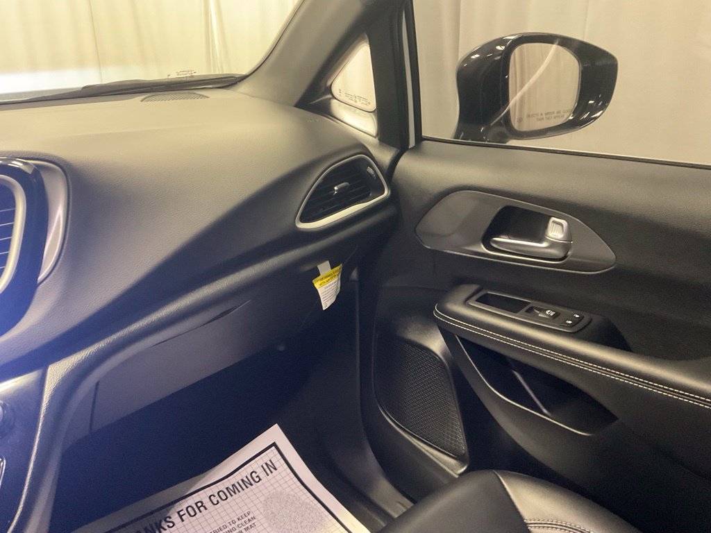 Used 2025 Chrysler Pacifica Select FWD image 23