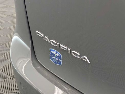 Used 2022 Chrysler Pacifica Touring-L FWD image 12