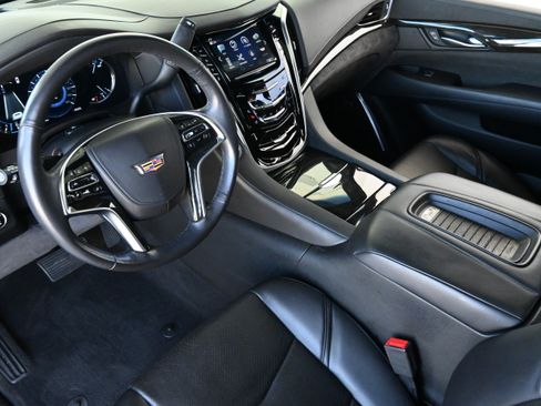 Used 2018 Cadillac Escalade Platinum AWD/4WD image 14