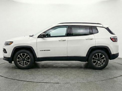 Used 2025 Jeep Compass Trailhawk AWD/4WD image 5