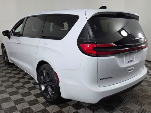 New 2026 Chrysler Pacifica Select image 6
