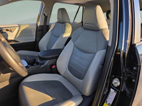 Used 2020 Toyota RAV4 XLE Premium image 10