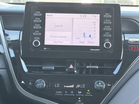 Used 2022 Toyota Camry SE image 3