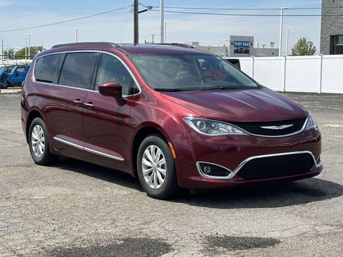 Used 2017 Chrysler Pacifica Touring-L FWD image 1