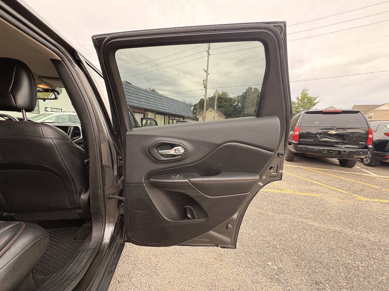 Used 2014 Jeep Cherokee Trailhawk w/ Cold Weather Group AWD/4WD image 17