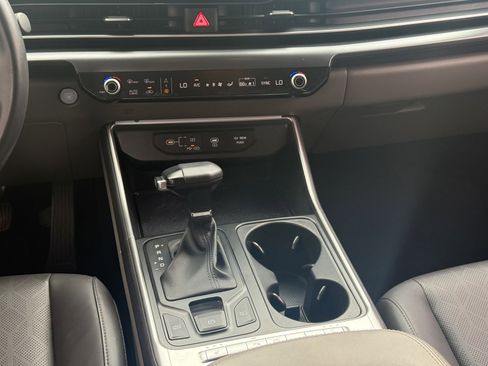 Used 2025 Kia Carnival FWD image 18