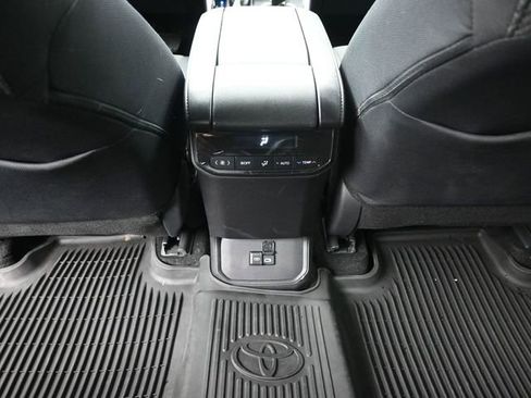 Used 2024 Toyota Highlander LE image 27