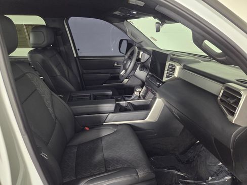 Used 2025 Toyota Tundra Limited AWD/4WD image 32