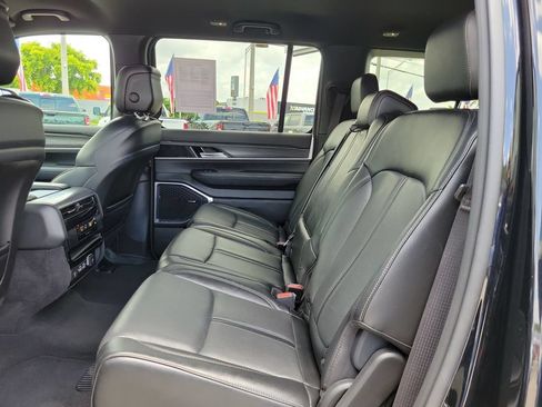 Used 2024 Jeep Wagoneer L Series II w/ Flexible Seating Group AWD/4WD image 16