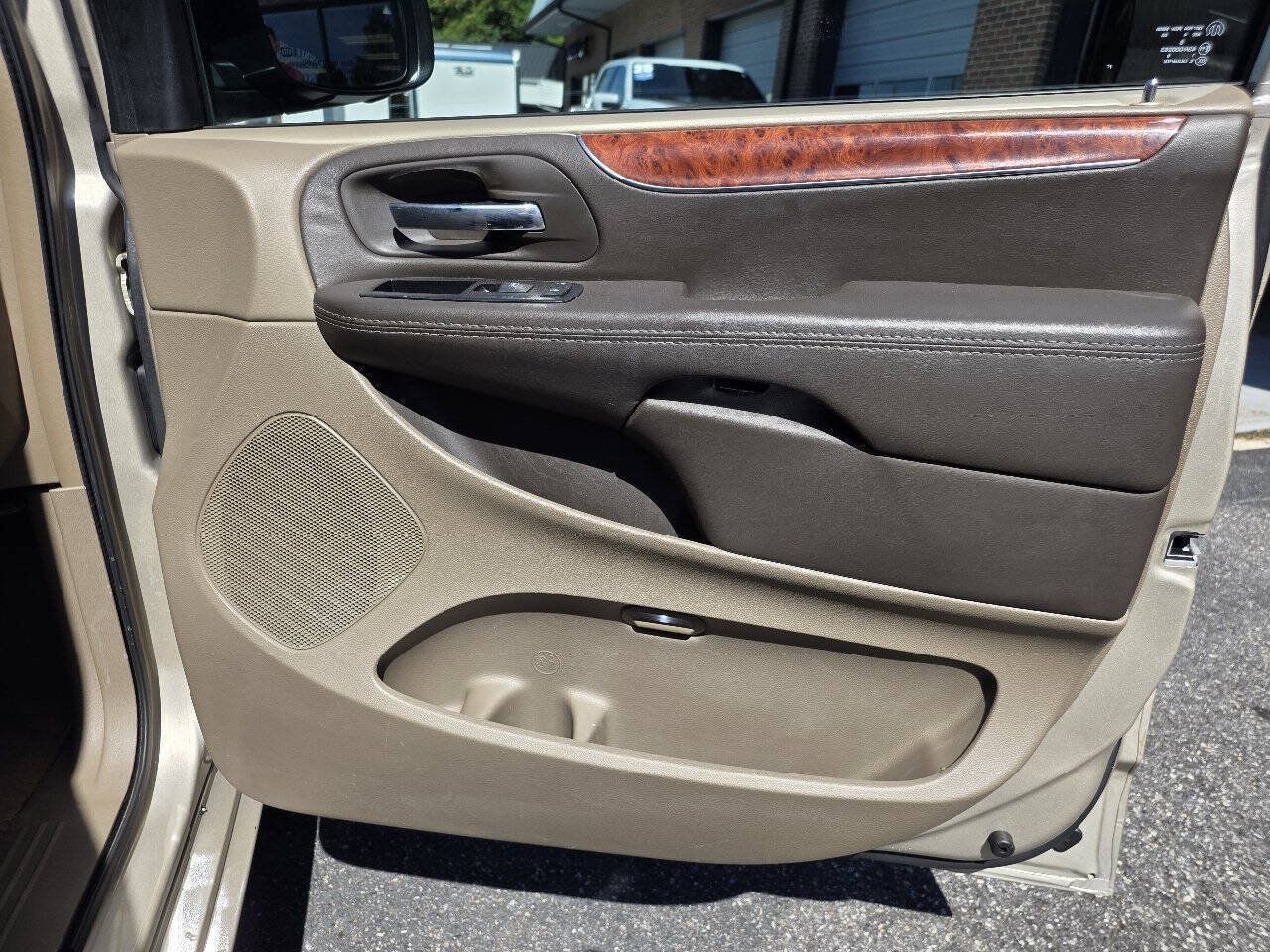 Used 2015 Chrysler Town & Country Limited Platinum FWD image 33