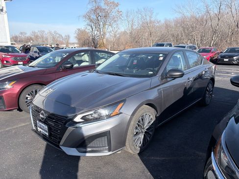 Used 2024 Nissan Altima 2.5 SV image 3