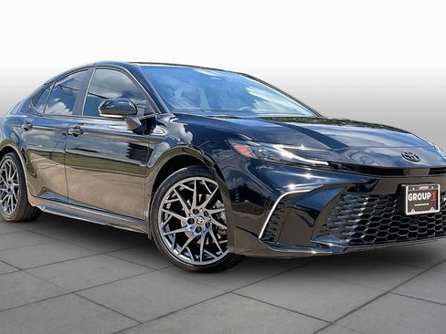 Used 2025 Toyota Camry XSE FWD image 3