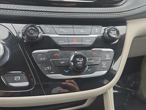 Used 2023 Chrysler Pacifica Limited w/ Trailer Tow Group image 24