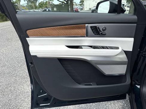 New 2027 Cadillac Vistiq Luxury w/ LPO, Floor Liner Package AWD/4WD image 18