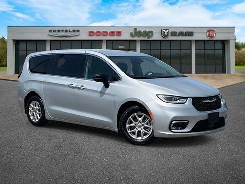 Certified 2024 Chrysler Pacifica Touring-L FWD image 2