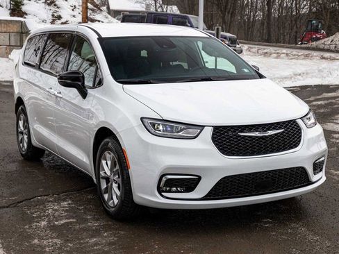 New 2026 Chrysler Pacifica Select image 3