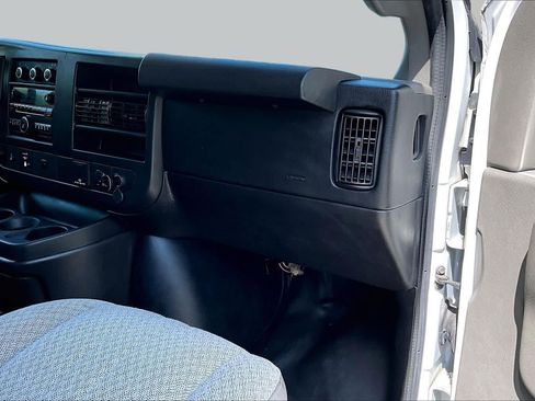 Used 2017 Chevrolet Express 3500 RWD image 18