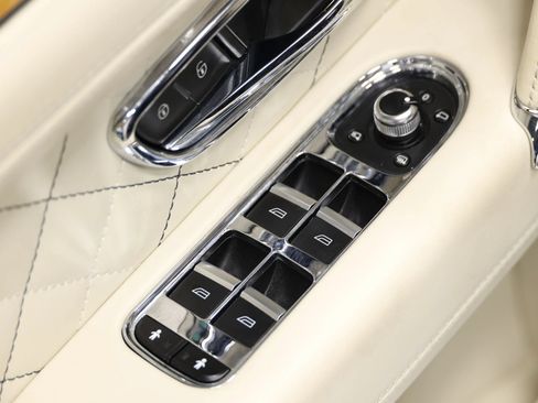 Used 2017 Bentley Bentayga AWD/4WD image 13
