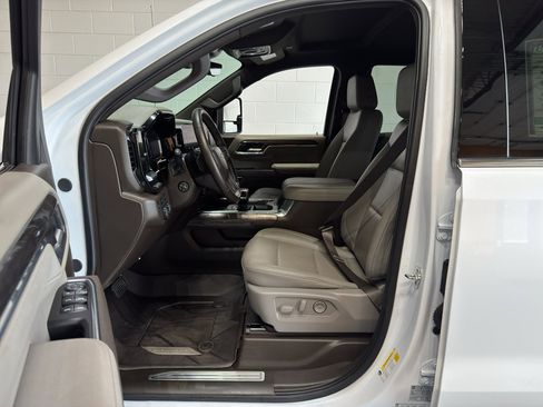 Used 2025 Chevrolet Silverado 1500 LTZ AWD/4WD image 16