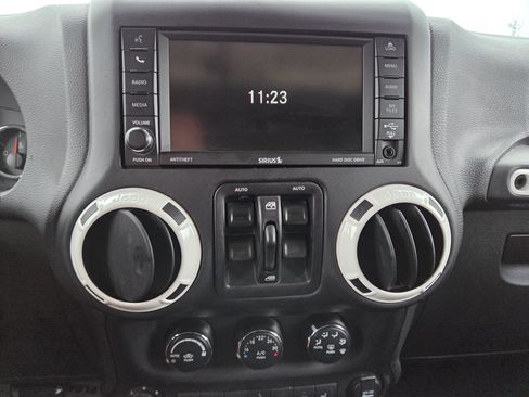 Used 2015 Jeep Wrangler Unlimited Sahara w/ Quick Order Package 24X AWD/4WD image 9