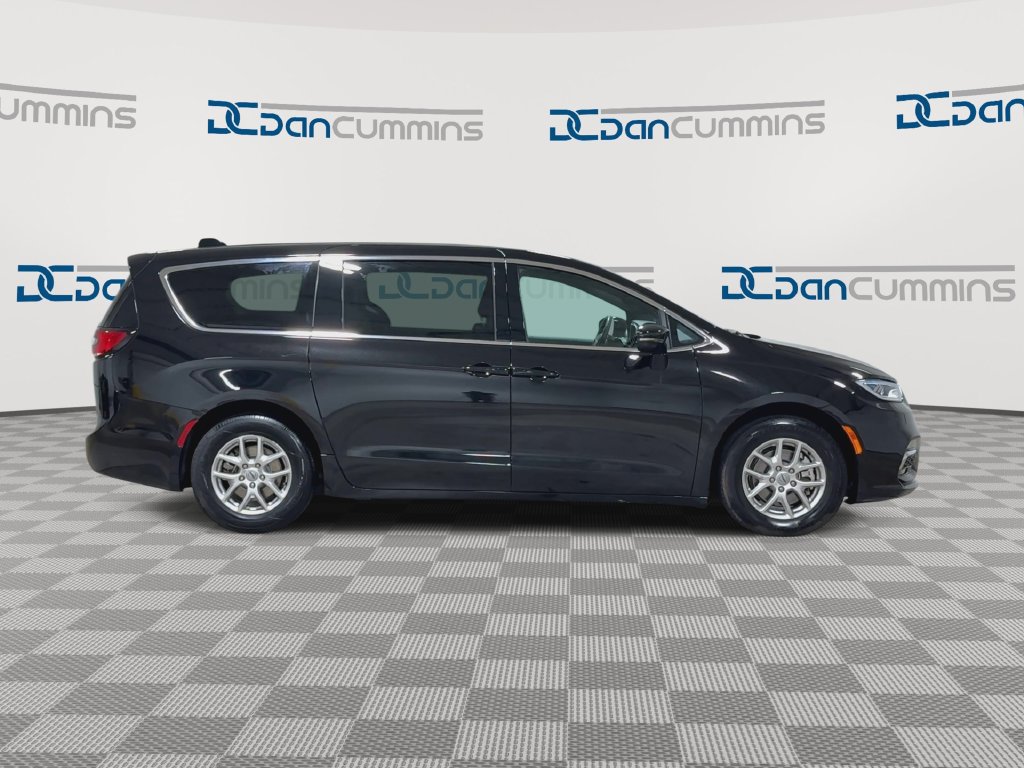 Used 2025 Chrysler Pacifica Select FWD image 9