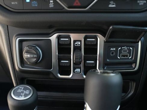 Used 2024 Jeep Wrangler Unlimited Sahara image 22