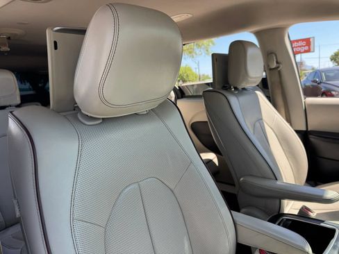 Used 2017 Chrysler Pacifica Limited w/ UConnect Theater Package FWD image 34