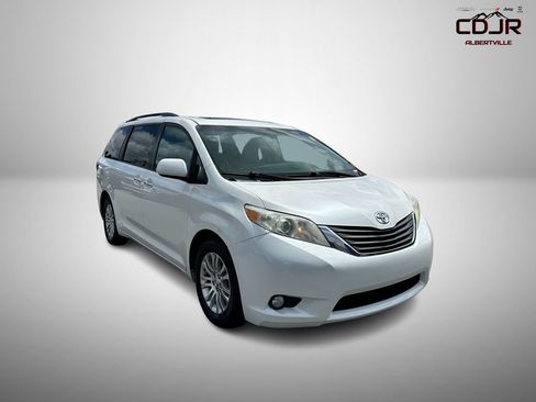 Used 2017 Toyota Sienna XLE w/ XLE Navigation Package FWD image 1